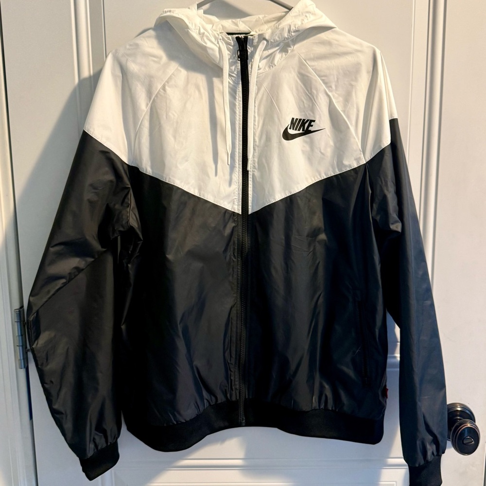 NWOT Nike Sportswear Windrunner Jacket Women’s SZ LARGE  Lightweight CN6910-011